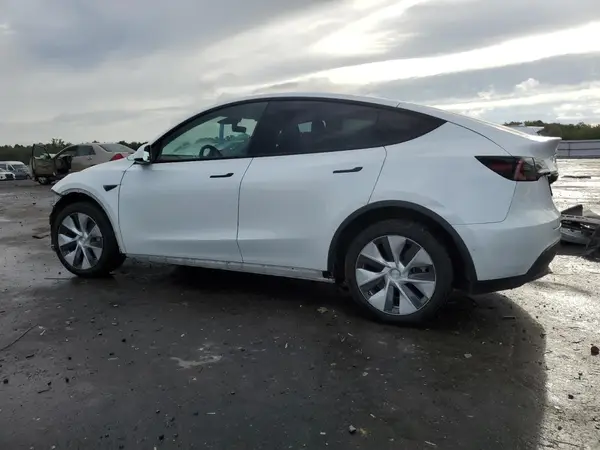7SAYGDEE8NF380520 2022 TESLA MODEL Y - Image 2