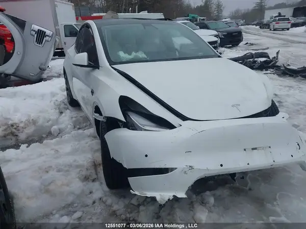 7SAYGDEE8NF382591 2022 TESLA MODEL Y - Image 1