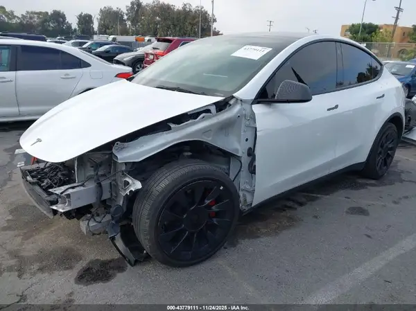 7SAYGDEE8NF386043 2022 TESLA MODEL Y - Image 2