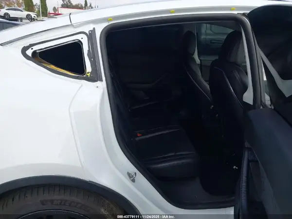 7SAYGDEE8NF386043 2022 TESLA MODEL Y - Image 8