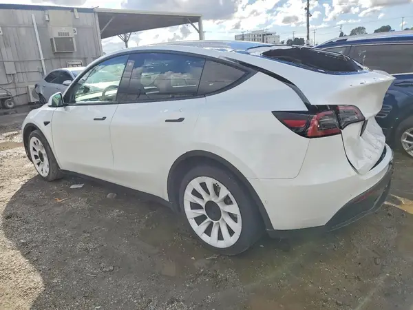 7SAYGDEE8NF386060 2022 TESLA MODEL Y - Image 2