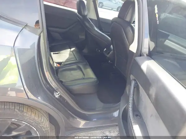 7SAYGDEE8NF387239 2022 TESLA MODEL Y - Image 8