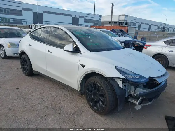 7SAYGDEE8NF387788 2022 TESLA MODEL Y - Image 1
