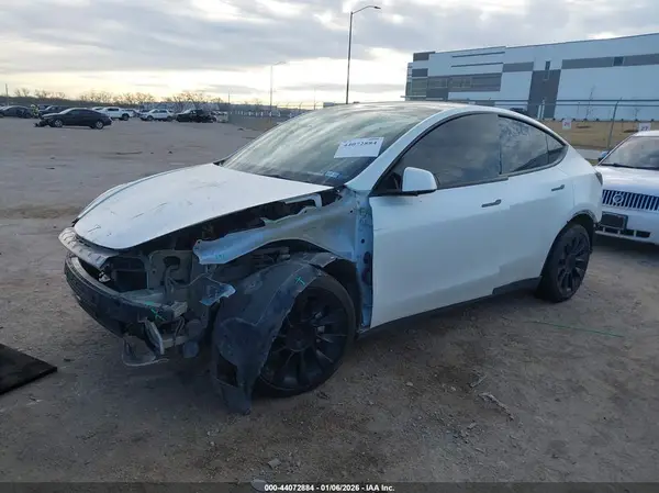 7SAYGDEE8NF387788 2022 TESLA MODEL Y - Image 2