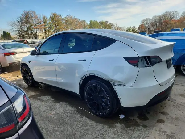 7SAYGDEE8NF398838 2022 TESLA MODEL Y - Image 2