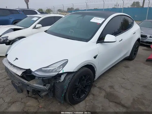 7SAYGDEE8NF399861 2022 TESLA MODEL Y - Image 2