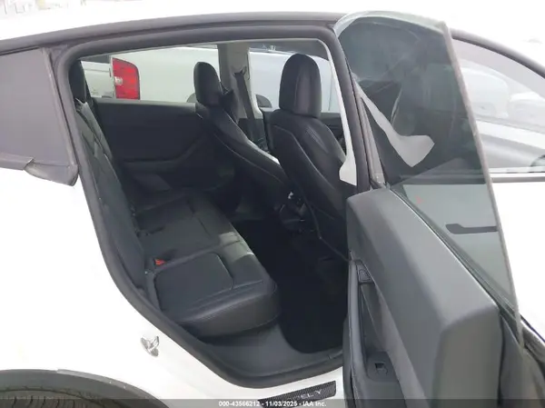 7SAYGDEE8NF399861 2022 TESLA MODEL Y - Image 8