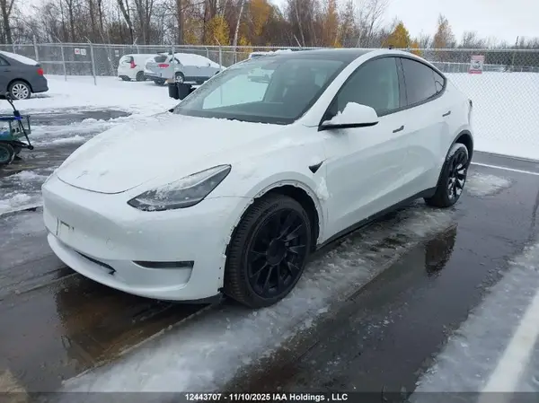 7SAYGDEE8NF401429 2022 TESLA MODEL Y - Image 2