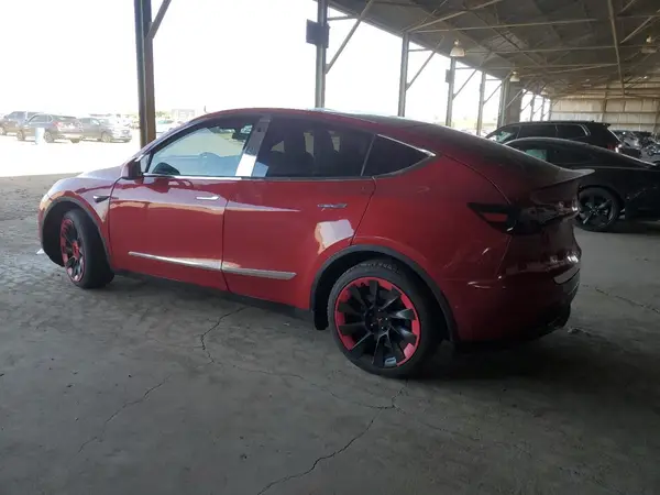 7SAYGDEE8NF418909 2022 TESLA MODEL Y - Image 2