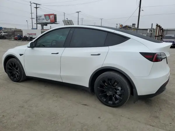 7SAYGDEE8NF422636 2022 TESLA MODEL Y - Image 2