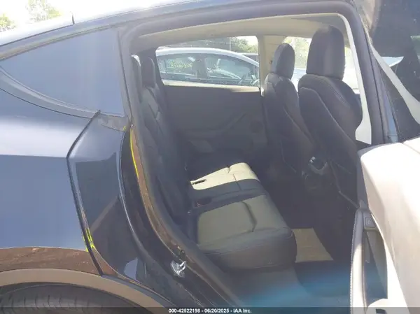 7SAYGDEE8NF434074 2022 TESLA MODEL Y - Image 8