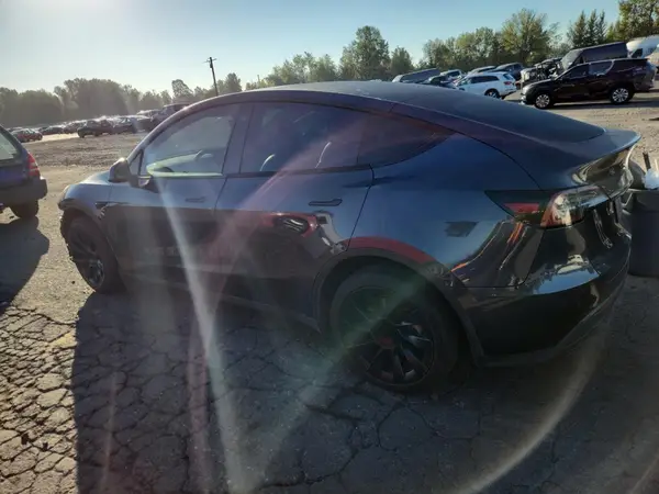7SAYGDEE8NF438089 2022 TESLA MODEL Y - Image 2