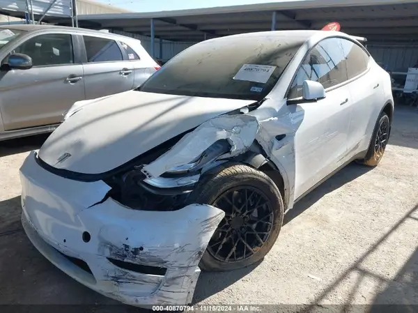 7SAYGDEE8NF450405 2022 TESLA MODEL Y - Image 2