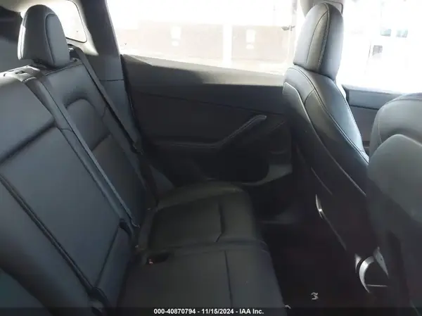 7SAYGDEE8NF450405 2022 TESLA MODEL Y - Image 8