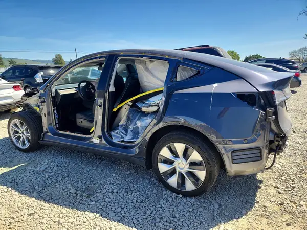 7SAYGDEE8NF451375 2022 TESLA MODEL Y - Image 2