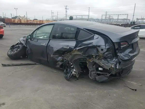7SAYGDEE8NF454387 2022 TESLA MODEL Y - Image 2