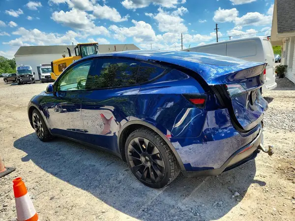 7SAYGDEE8NF480245 2022 TESLA MODEL Y - Image 2