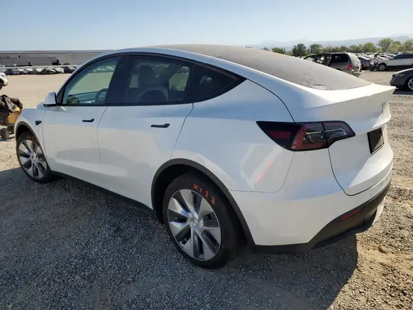 7SAYGDEE8NF485932 2022 TESLA MODEL Y - Image 2
