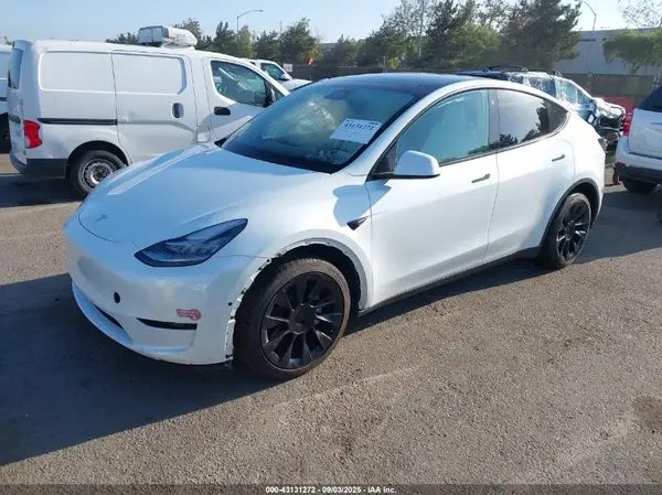 7SAYGDEE8NF491892 2022 TESLA MODEL Y - Image 2