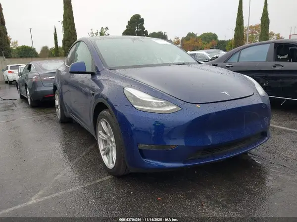 7SAYGDEE8NF504463 2022 TESLA MODEL Y - Image 1