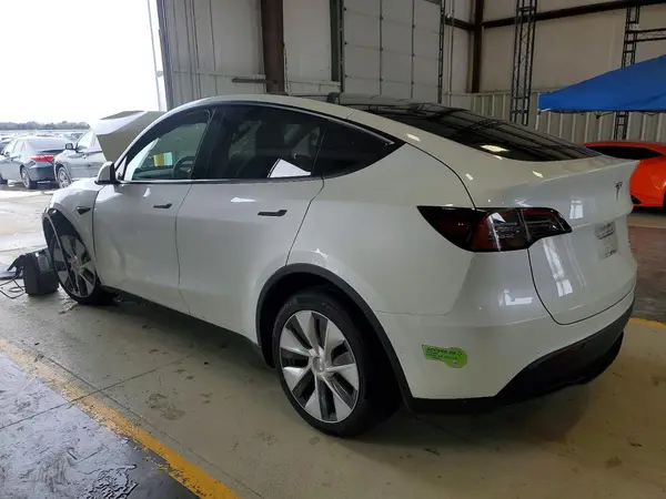 7SAYGDEE8NF504530 2022 TESLA MODEL Y - Image 2