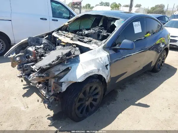 7SAYGDEE8NF511588 2022 TESLA MODEL Y - Image 2