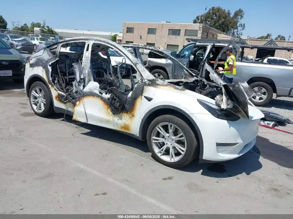 7SAYGDEE8NF543277 2022 TESLA MODEL Y - Image 1