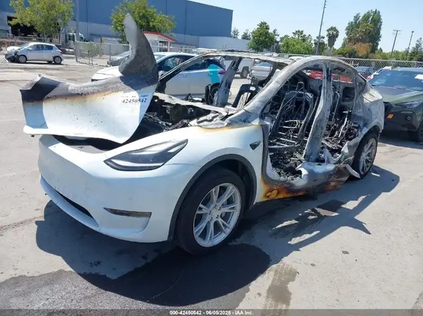 7SAYGDEE8NF543277 2022 TESLA MODEL Y - Image 2