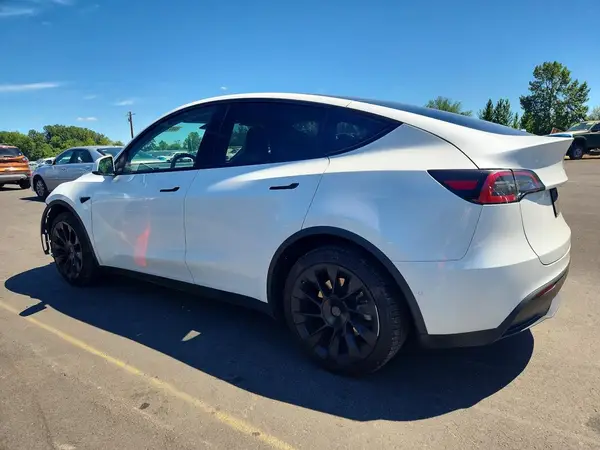 7SAYGDEE8NF558491 2022 TESLA MODEL Y - Image 2