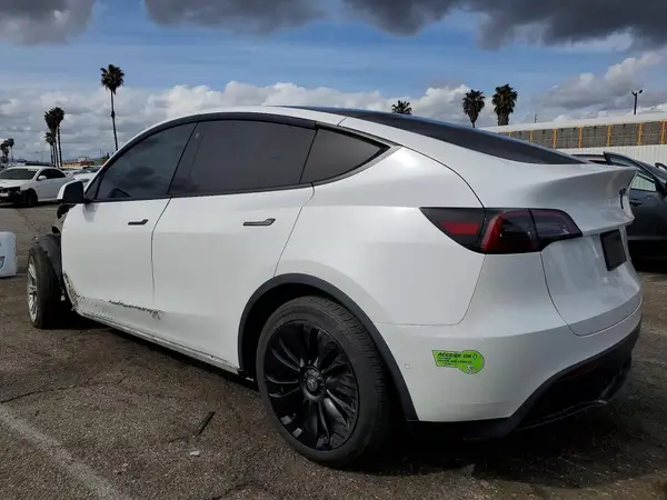 7SAYGDEE8NF572892 2022 TESLA MODEL Y - Image 2