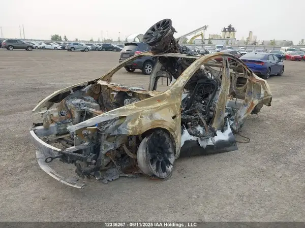 7SAYGDEE8NF573587 2022 TESLA MODEL Y - Image 2