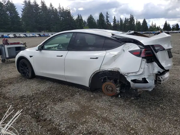 7SAYGDEE8NF574688 2022 TESLA MODEL Y - Image 2