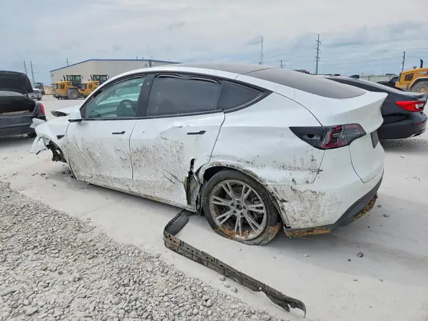 7SAYGDEE8PA058914 2023 TESLA MODEL Y - Image 2