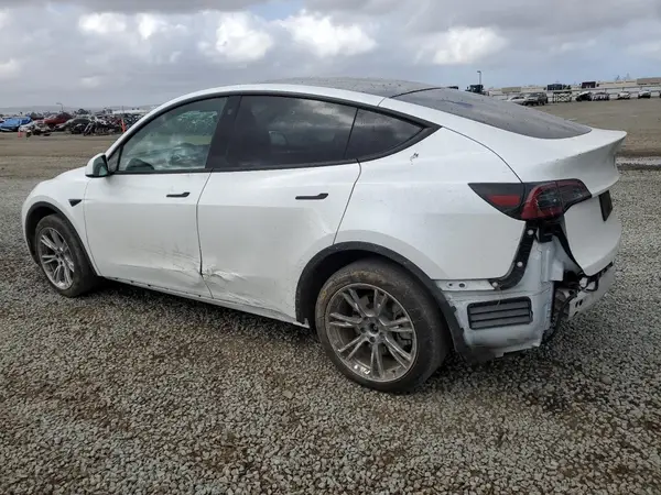 7SAYGDEE8PA069783 2023 TESLA MODEL Y - Image 2