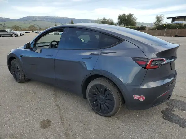 7SAYGDEE8PA075695 2023 TESLA MODEL Y - Image 2