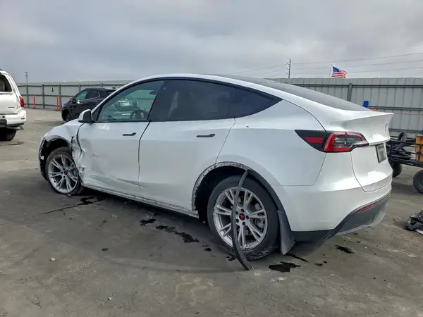 7SAYGDEE8PA076815 2023 TESLA MODEL Y - Image 2