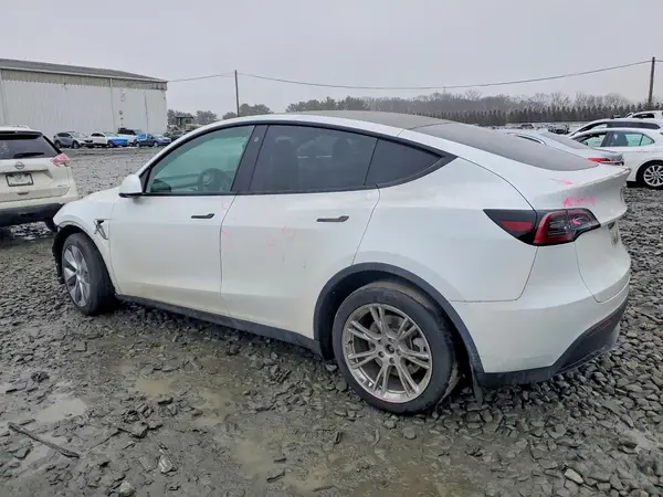 7SAYGDEE8PA093243 2023 TESLA MODEL Y - Image 2
