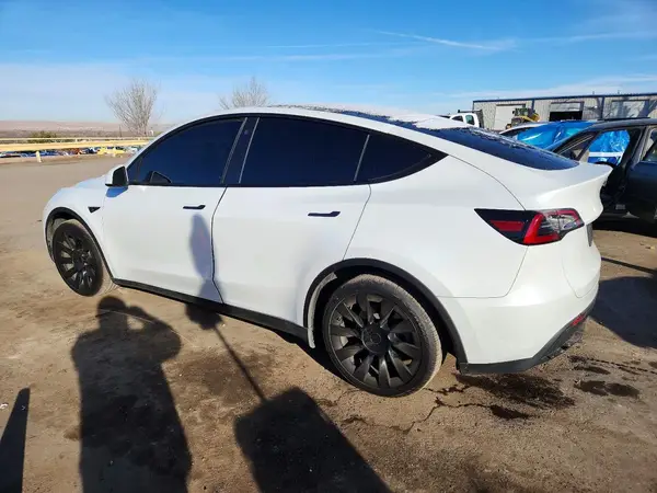 7SAYGDEE8PA093534 2023 TESLA MODEL Y - Image 2