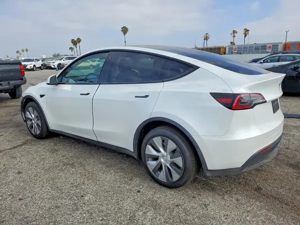 7SAYGDEE8PA111868 2023 TESLA MODEL Y - Image 2