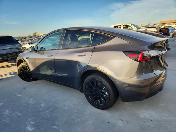 7SAYGDEE8PA211176 2023 TESLA MODEL Y - Image 2