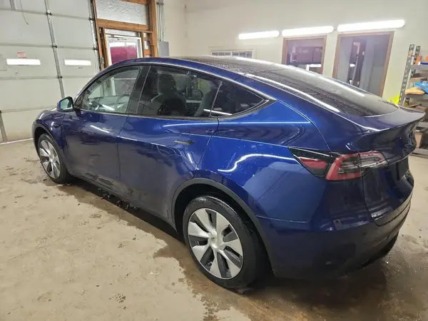 7SAYGDEE8PF607546 2023 TESLA MODEL Y - Image 2