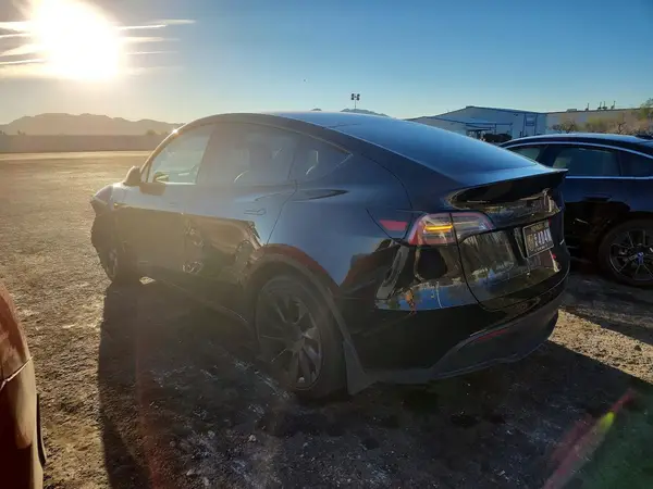 7SAYGDEE8PF695255 2023 TESLA MODEL Y - Image 2