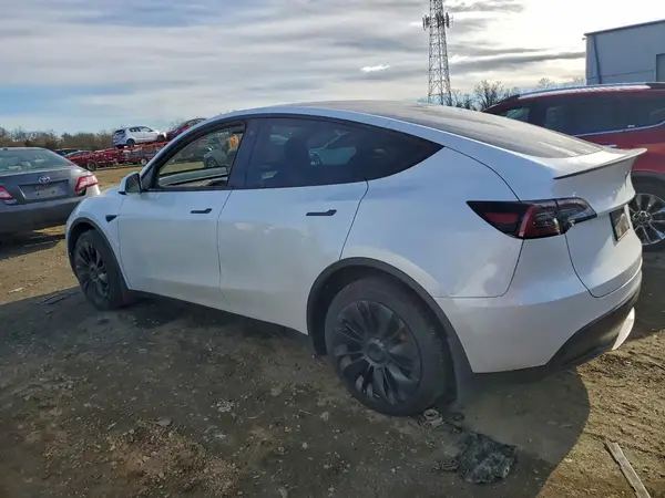 7SAYGDEE8PF769712 2023 TESLA MODEL Y - Image 2