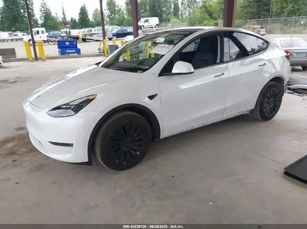 7SAYGDEE8PF828757 2023 TESLA MODEL Y - Image 2