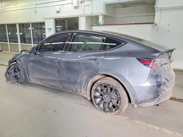 7SAYGDEE8PF831223 2023 TESLA MODEL Y - Image 2
