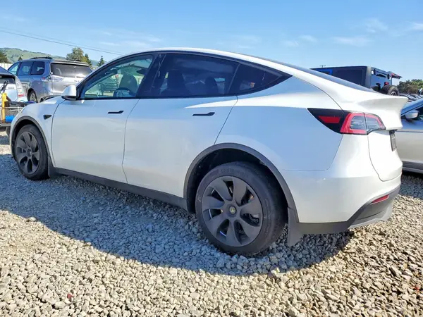 7SAYGDEE8PF836082 2023 TESLA MODEL Y - Image 2
