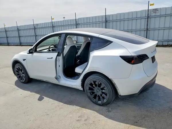 7SAYGDEE8PF909564 2023 TESLA MODEL Y - Image 2