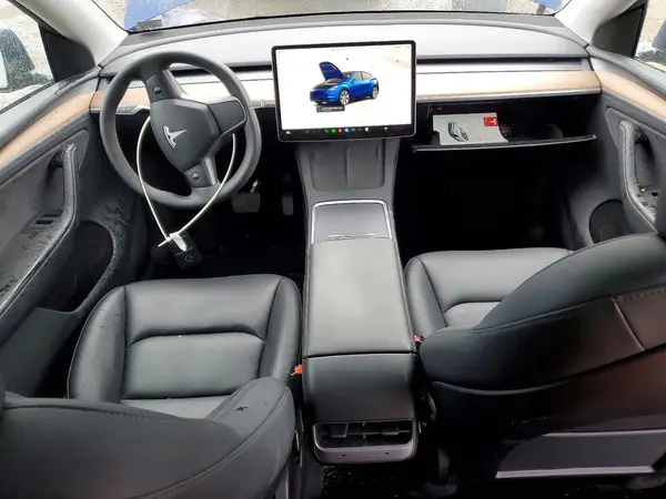 7SAYGDEE8RA229910 2024 TESLA MODEL Y - Image 8