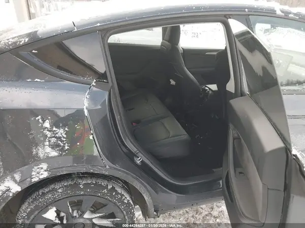 7SAYGDEE8RA243886 2024 TESLA MODEL Y - Image 8
