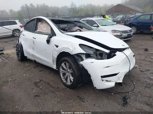 7SAYGDEE8RA258565 2024 TESLA MODEL Y - Image 1